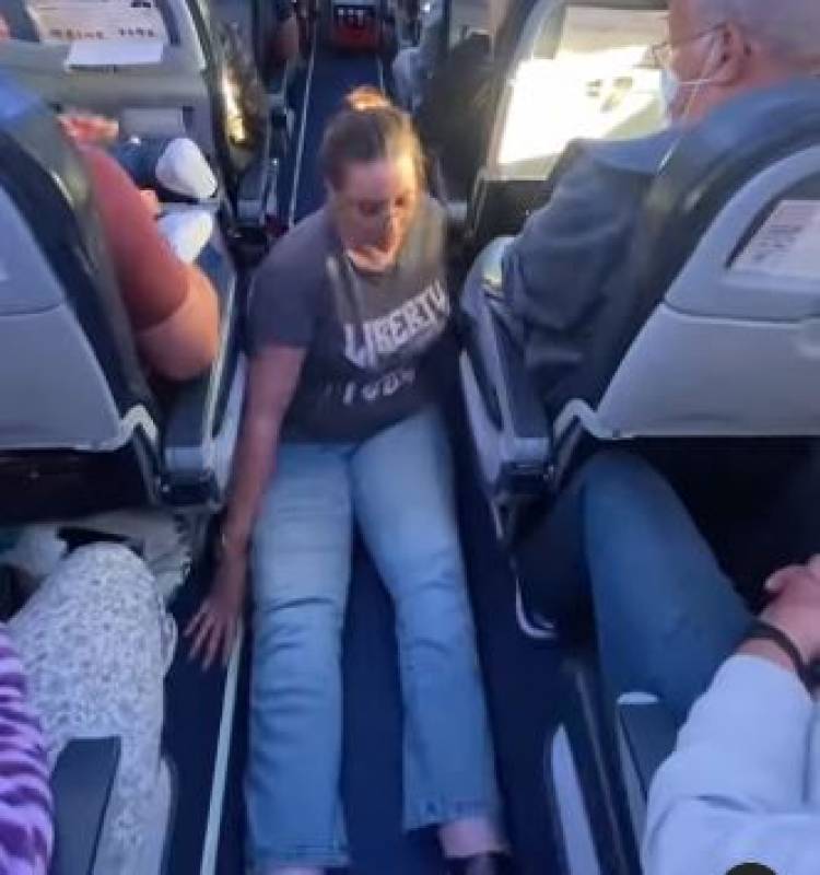 WATCH: Disabled Brit forced to drag herself to toilet on Mallorca flight