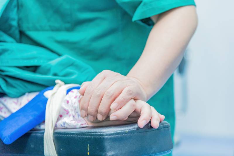 Cartagena hospital now lets parents stay with their child right up until the moment of anaesthesia